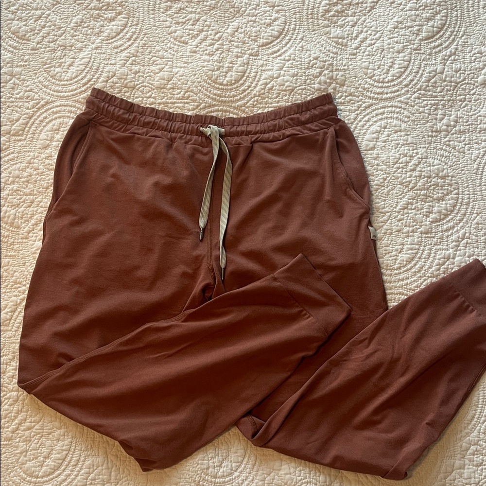 Vuori Women's Rose colored Joggers